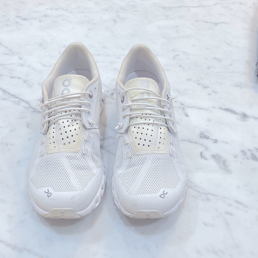 White Cloud 5 athletic shoes. Great condition. Wore just a few times.